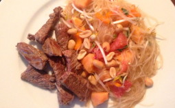 Liebeskummer Rezepte: Rinderfilet mit exotischem Glasnudel-Salat